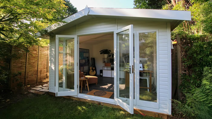 Comparison of apex roof and pent roof log cabins