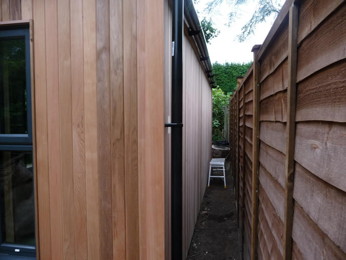 Log cabin positioned close to a garden boundary